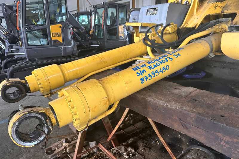 OmecoHub - Immagine NEW HOLLAND E215B